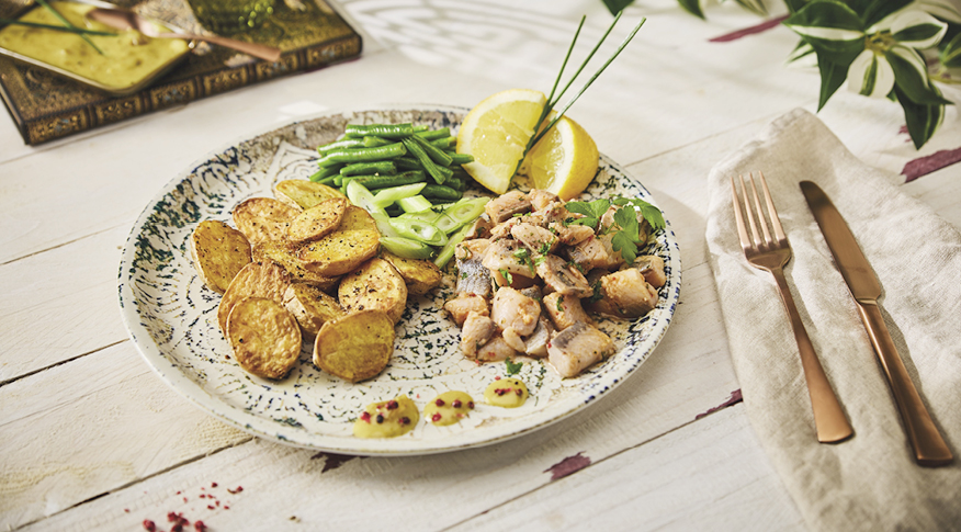 Marinierter Matjes mit Kartoffelsalat und Bohnen von Friesenkrone