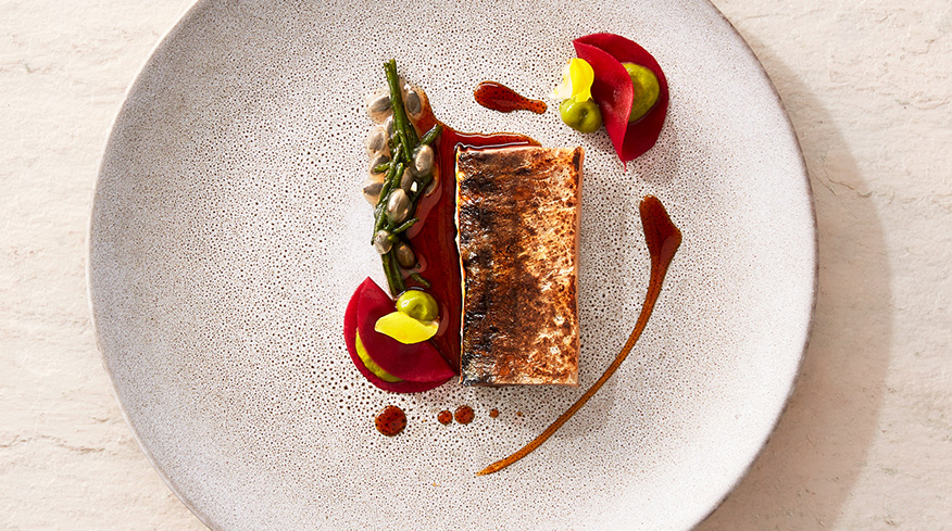 Makrele auf Salzstein gegart // Roter Sellerie // Ahornsud // Queller. Foto: QMSP  
