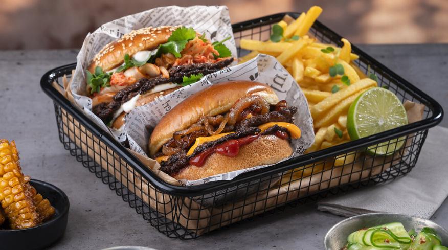 Green Heroes Plant Smash Burger und der Beef Smash Burger von Salomon FoodWorld.