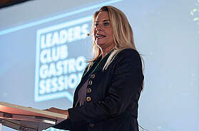 Eine Speakerin bei den Leaders Club Gastro Sessions in München.