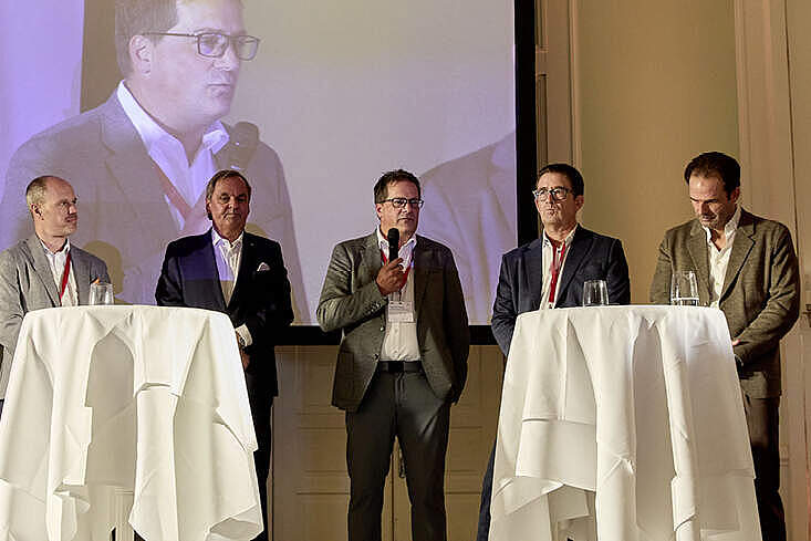 ertreter der an der PlanCon 2026 beteiligten Unternehmen im Gespräch mit Moderator Andreas Wurm: Dr. Markus Thoennes (Viessmann), Georg Weber (MKN), Dietmar Krämer (Melitta Professional), Lars Urban (Meiko), Marc Reichling (Hupfer) und Andreas Lindauer (Cool Compact). Foto: © Netzwerk Culinaria