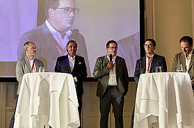 ertreter der an der PlanCon 2026 beteiligten Unternehmen im Gespräch mit Moderator Andreas Wurm: Dr. Markus Thoennes (Viessmann), Georg Weber (MKN), Dietmar Krämer (Melitta Professional), Lars Urban (Meiko), Marc Reichling (Hupfer) und Andreas Lindauer (Cool Compact). Foto: © Netzwerk Culinaria