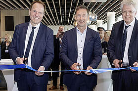 Thomas Zeller, Leiter Lounge Management des Düsseldorfer Flughafens, Dr. Stephan Keller, Oberbürgermeister der Stadt Düsseldorf, Lars Redeligx, CEO des Düsseldorfer Flughafens, Christian Frank, CFO der Klüh-Unternehmensgruppe, Melanie Eickmeier, Leiterin der DUS Rhein Lounge des Düsseldorfer Flughafens