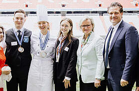 Siegerehrung der Bayerischen Jugendmeisterschaften 2026 in der Allianz Arena mit den ausgezeichneten Auszubildenden und Vertretern des DEHOGA Bayern.