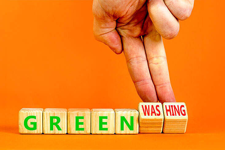  Grünes oder Greenwashing-Symbol. Konzeptwörter Grün und Greenwashing auf Holzwürfeln. Stock Fotografie