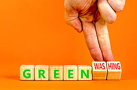  Grünes oder Greenwashing-Symbol. Konzeptwörter Grün und Greenwashing auf Holzwürfeln. Stock Fotografie