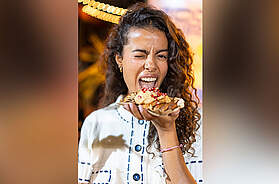  Frau mit Essen in der Hand, so gut schmeckt es beim Foodtura Opening.
