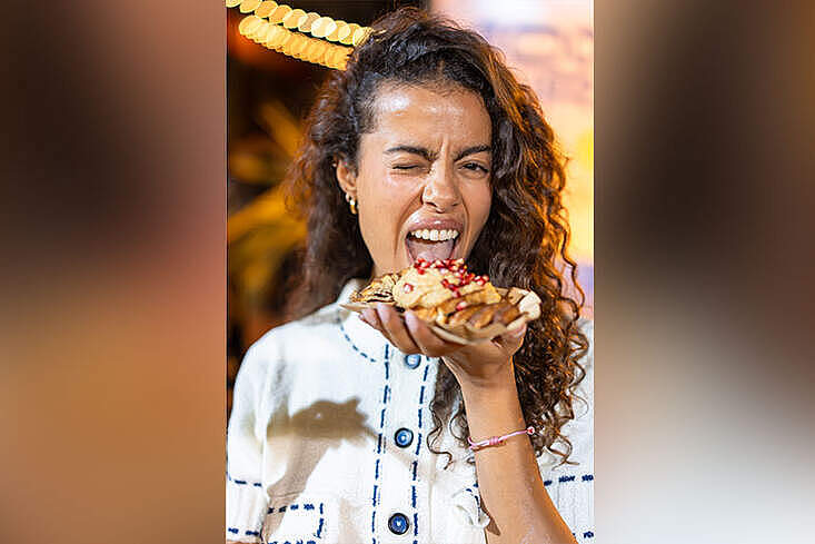  Frau mit Essen in der Hand, so gut schmeckt es beim Foodtura Opening.