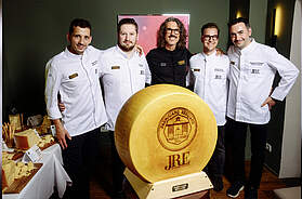 Vier Köche der Jeunes Restaurateurs mit Simone Ficarelli vom Consorzio del Formaggio Parmigiano Reggiano beim Parmigiano-Reggiano-Abend im Hamburger Restaurant ZEIK. Im Mittelpunkt standen die 13 Gewinnerkäse der Casello d’Oro Awards 2026.