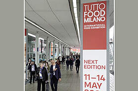 Besucher:innen auf der internationalen Lebensmittelmesse TUTTOFOOD 2026 in Mailand an Messeständen der Aussteller.