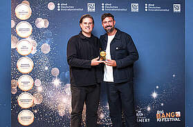 Felix Heuberger, COO von Eatrenalin und Alexander Bouquet, Chief Strategy Officer MACK One/Expansion Eatrenalin, nehmen die Auszeichnung beim BIG BANG KI - Festival in Berlin entgegen