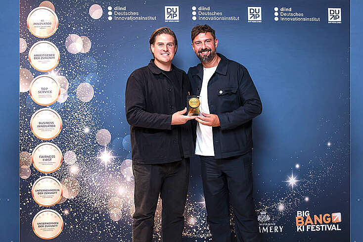 Felix Heuberger, COO von Eatrenalin und Alexander Bouquet, Chief Strategy Officer MACK One/Expansion Eatrenalin, nehmen die Auszeichnung beim BIG BANG KI - Festival in Berlin entgegen