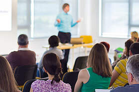 Teilnehmende des Praxis-Workshops lernen die Herstellung von Fleischprodukten mit Gemüse und pflanzlichen Eiweißquellen kennen. Foto:kasto80/iStock/Getty Images