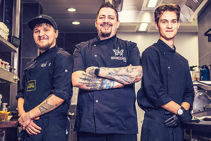 Marinus Falter steht mit seinem Team im Restaurant „Fräulein Anna“ im Hotel Falter und präsentiert das gastronomische Konzept mit Fokus auf ketogene und Low-Carb-Gerichte.