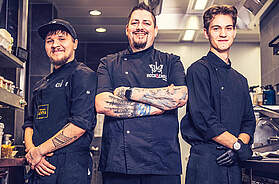 Marinus Falter steht mit seinem Team im Restaurant „Fräulein Anna“ im Hotel Falter und präsentiert das gastronomische Konzept mit Fokus auf ketogene und Low-Carb-Gerichte.