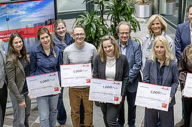 Gruppe von Vertreterinnen und Vertretern der Klüh-Unternehmensgruppe sowie sozialer Initiativen bei einer Scheckübergabe in Düsseldorf, mehrere Personen halten Spendenschecks über jeweils 5.000 Euro.