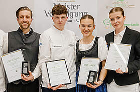 Die Siegerinnen und Sieger des Nachwuchswettbewerbs „Die besten 10“ der Meistervereinigung Gastronom Baden-Württemberg bei der Preisverleihung im Dehoga-Campus in Calw.