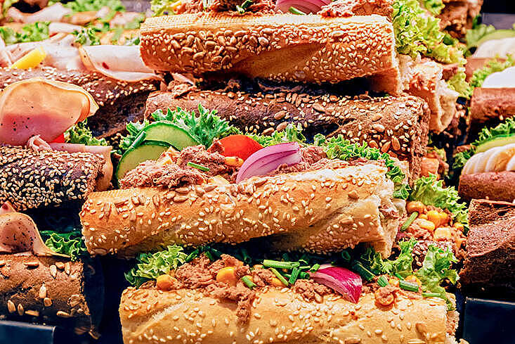 Eine Auswahl an Sandwiches mit verschiedenen Füllungen wird im Schaufenster eines Geschäfts oder Supermarktes verkauft. Foto: © frantic00/iStock/Getty Images 