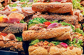 Eine Auswahl an Sandwiches mit verschiedenen Füllungen wird im Schaufenster eines Geschäfts oder Supermarktes verkauft. Foto: © frantic00/iStock/Getty Images 