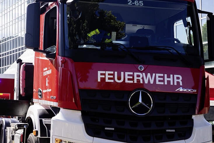 Ein Feuerwehrfahrzeug vor dem speisewerk im urbanharbor Ludwigsburg, wo Rieber die mobile Verpflegungsinfrastruktur für die Katastrophenschutzübung „Familia Communalis“ bereitstellte.