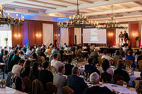 Teilnehmende der Leaders Club Gastro Sessions im Hofbräukeller München bei Vorträgen und Networking rund um Hospitality, Gastronomie und Foodservice.