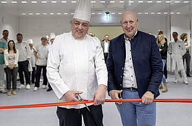 Neue Großküche der BG Unfallklinik Murnau nach Sanierung mit moderner Küchentechnik und Mitarbeitenden bei der Eröffnung