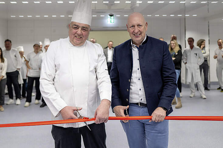 Neue Großküche der BG Unfallklinik Murnau nach Sanierung mit moderner Küchentechnik und Mitarbeitenden bei der Eröffnung