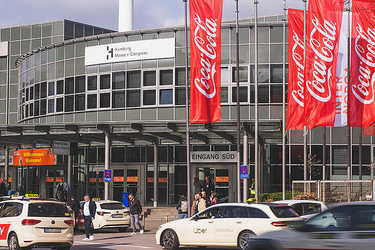 Besucher auf der INTERNORGA in Hamburg mit Hinweis auf die Messe vom 12. bis 16. März 2027