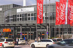 Besucher auf der INTERNORGA in Hamburg mit Hinweis auf die Messe vom 12. bis 16. März 2027