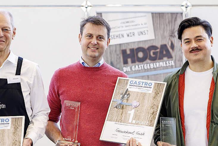 Die drei Erstplatzierten des Gastro Innovation Award 2025 (v. l.): Platz 3: möhrengrün Hack-Allerlei, Platz 1: Genusskoarl GmbH und Platz 2 GoHallyu GmbH. Foto: © Daniel Karmann