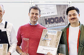 Die drei Erstplatzierten des Gastro Innovation Award 2025 (v. l.): Platz 3: möhrengrün Hack-Allerlei, Platz 1: Genusskoarl GmbH und Platz 2 GoHallyu GmbH. Foto: © Daniel Karmann