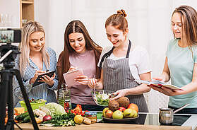 Selbst kochen, gesunde Ernährung und Food Content- Stock-Fotografie