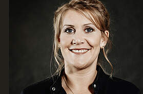 Julia Komp ist Inhaberin des Sternerestaurants „Sahila – The Restaurant“ in Köln und wurde seit 2023 durchgehend mit einem Michelin-Stern ausgezeichnet.