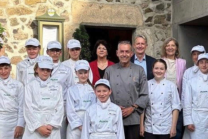 Die Europa Miniköche des Landkreises Gießen bei der Abschlussveranstaltung mit Landrätin Anita Schneider, Ernährungsfachkraft Vanessa Westhöfer, DEHOGA Hessen Hauptgeschäftsführer Gisbert Kern, Teamleiter und Inhaber der Gastronomie Burg Gleiberg Axel Horn sowie Projektleiterin Christine Friedrich. Foto: DEHOGA Hessenn