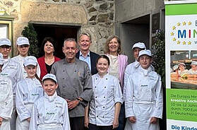 Die Europa Miniköche des Landkreises Gießen bei der Abschlussveranstaltung mit Landrätin Anita Schneider, Ernährungsfachkraft Vanessa Westhöfer, DEHOGA Hessen Hauptgeschäftsführer Gisbert Kern, Teamleiter und Inhaber der Gastronomie Burg Gleiberg Axel Horn sowie Projektleiterin Christine Friedrich. Foto: DEHOGA Hessenn