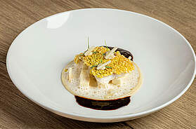 Zander mit Buttermilch, Trüffel und Sellerie: Eine raffinierte Kreation von Carlos Leon Jacob, Küchenchef im Gasthaus Höcherberg und Mitglied der Köche-Jugendnationalmannschaft. Foto: © Ingo Hilger