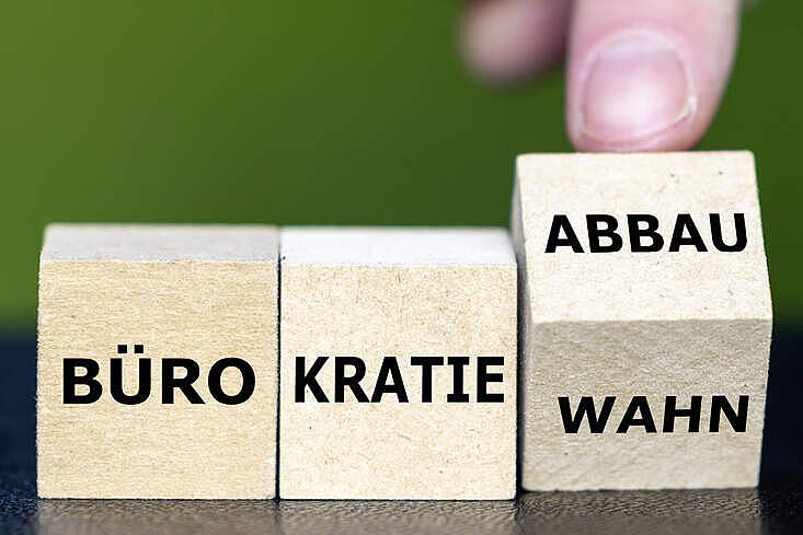Holzbausteine mit dem Schriftzug „Bürokratieabbau“ als Symbol für Entlastungen im Gastgewerbe durch den Koalitionsvertrag.