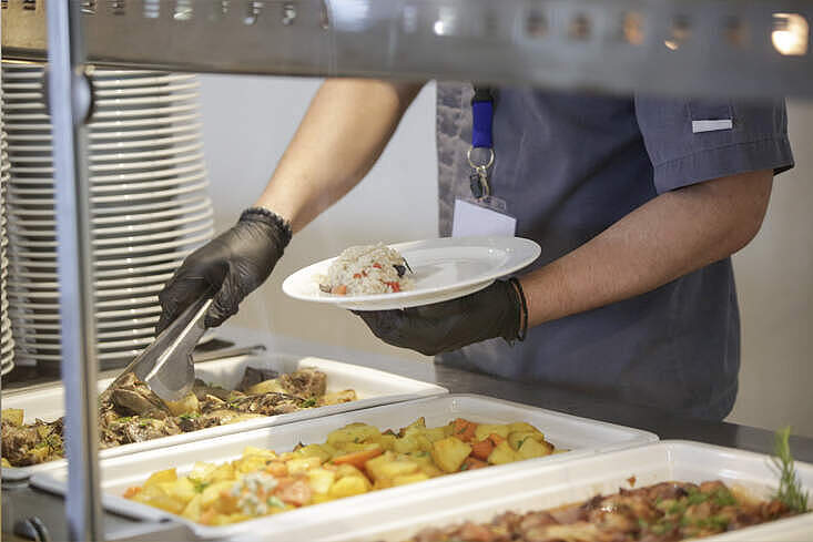 Buffetservice. Foto: © triocean/Getty Images Plus