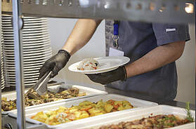 Buffetservice. Foto: © triocean/Getty Images Plus