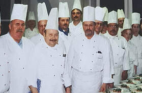 Mitglieder des Club der Köche Südpfalz mit angerichteten Tellern bei einer gemeinsamen Veranstaltung