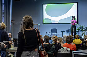 Teilnehmerinnen und Teilnehmer des Kantine-Zukunft-Talks „Social Gastronomy“ diskutieren über Gemeinschaftsgastronomie als soziale Infrastruktur.