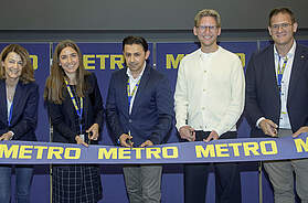 Yvonne Persch (Geschäftsleiterin METRO Neuss), Sabrina Ley (Geschäftsführerin Sales & Operations METRO Deutschland), Erol Yildizgörer (Geschäftsführer Supply Chain Management & Logistics METRO Deutschland), Daniel Rinkert (Bundestagsabgeordneter für den Rhein-Kreis Neuss), Stefan Brixius (Regionalmanager METRO Deutschland) beim symbolischen Banddurchschnitt.