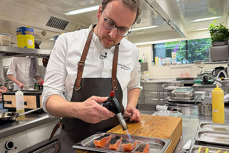 Lasse Knickrehm verarbeitet ausschließlich frischen Fisch.