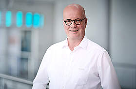 Andreas Ostermann von Roth ist seit Anfang 2026 Geschäftsführer der B.PRO GmbH. Im Fokus stehen für ihn unter anderem Automatisierung und Robotik in der Speisenlogistik.
