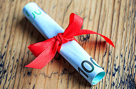 Geldscheine werden als Geschenk überreicht.