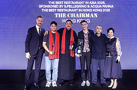 Team des Restaurants „The Chairman“ aus Hongkong bei der Verleihung der Asia’s 50 Best Restaurants 2026 auf der Bühne mit Auszeichnung für Platz 1