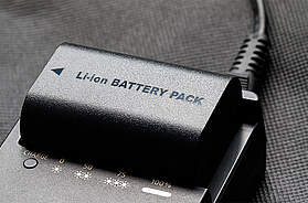 Wiederaufladbare Lithium-Ionen-Akku mit Ladegerät - Stock-Fotografie_Foto: (C)danielvfung/IStock/Getty Images