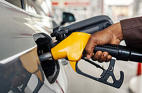 Tankstelle mit Zapfsäule: Die Bundesregierung plant eine temporäre Senkung der Energiesteuer zur Entlastung bei hohen Spritpreisen.