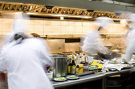  Innenansicht restaurant - Stock-Fotografie: Foto: © iPandastudio / iStock / Getty Images