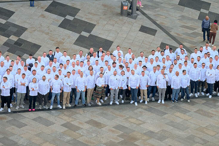 Großgruppe von Köchen und Gastronomievertretern beim JRE-Kongress 2026 in Köln, die gemeinsam für ein Gruppenfoto auf einem Platz posieren
